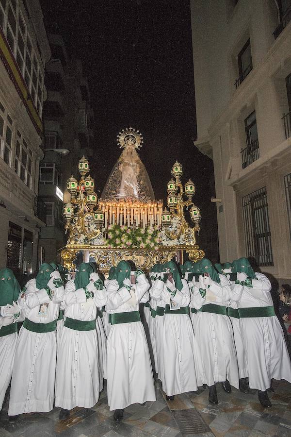 La Cofradía protege las imágenes y los sudarios en la Procesión Solemne del Silencio, ante la amenaza de lluvia