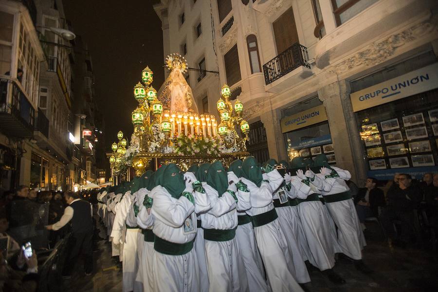 La Cofradía protege las imágenes y los sudarios en la Procesión Solemne del Silencio, ante la amenaza de lluvia