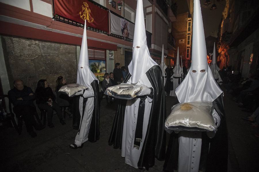La Cofradía protege las imágenes y los sudarios en la Procesión Solemne del Silencio, ante la amenaza de lluvia