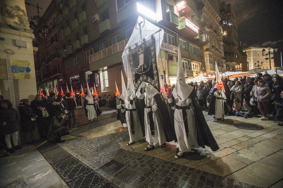 La Cofradía protege las imágenes y los sudarios en la Procesión Solemne del Silencio, ante la amenaza de lluvia