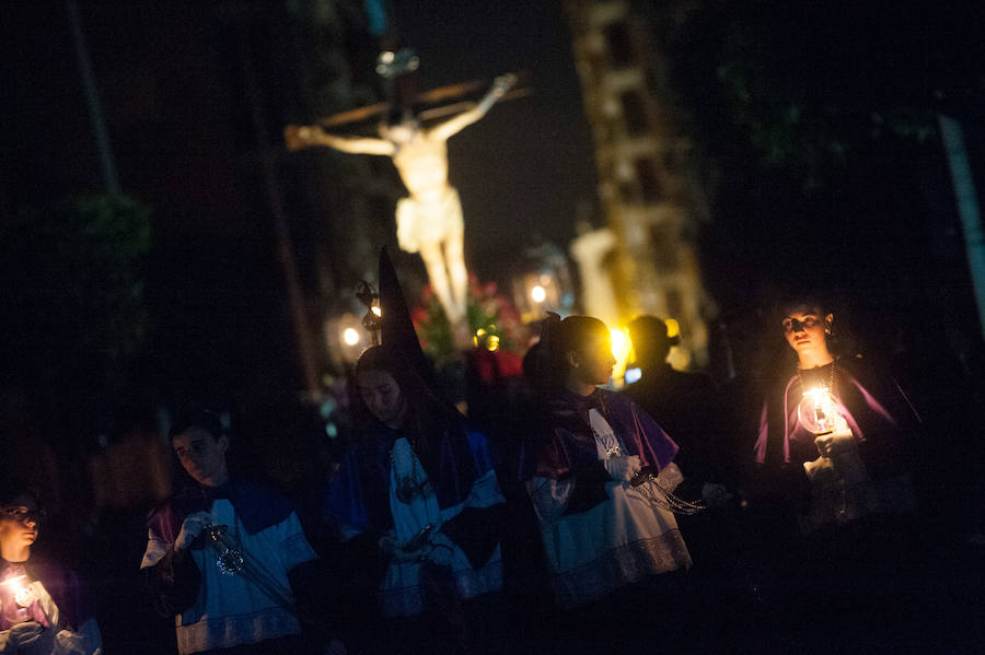 El Santísimo Cristo del Refugio pudo emprender su recorrido por el centro de Murcia entre cánticos y saetas