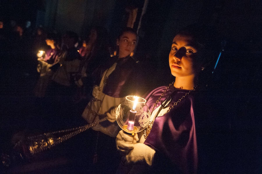 El Santísimo Cristo del Refugio pudo emprender su recorrido por el centro de Murcia entre cánticos y saetas