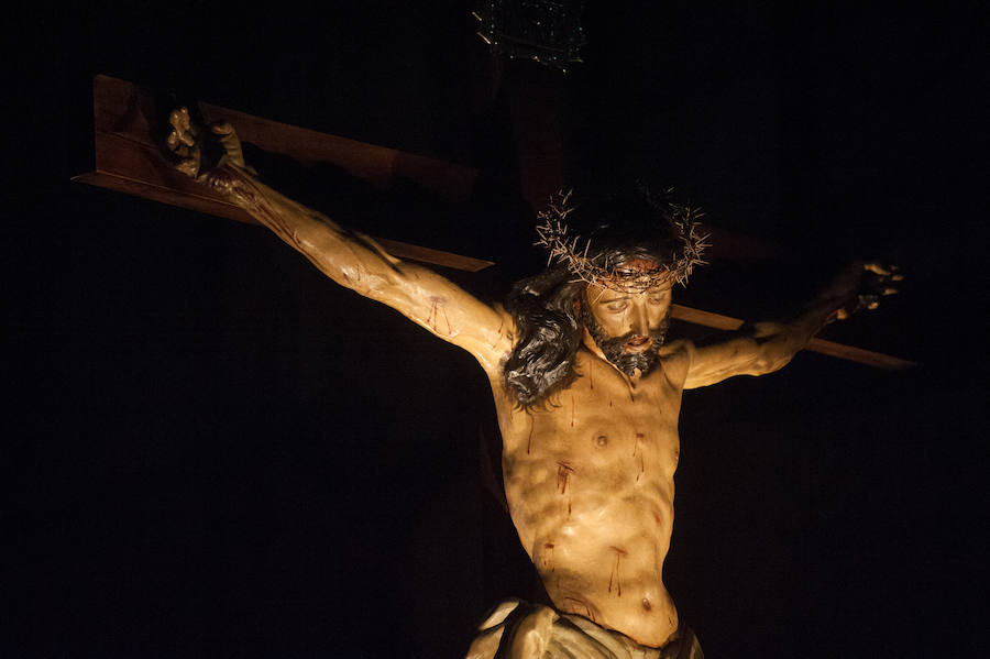 El Santísimo Cristo del Refugio pudo emprender su recorrido por el centro de Murcia entre cánticos y saetas