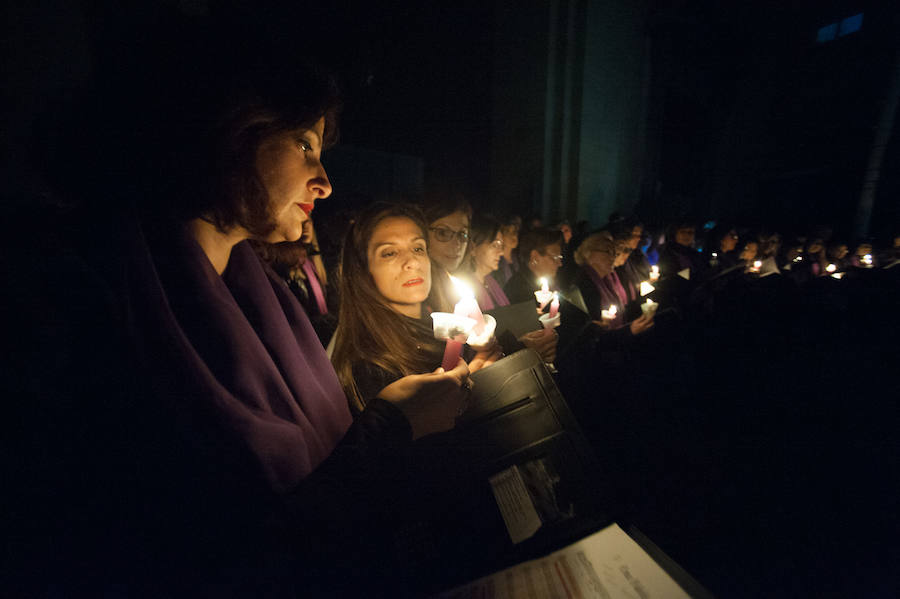 El Santísimo Cristo del Refugio pudo emprender su recorrido por el centro de Murcia entre cánticos y saetas