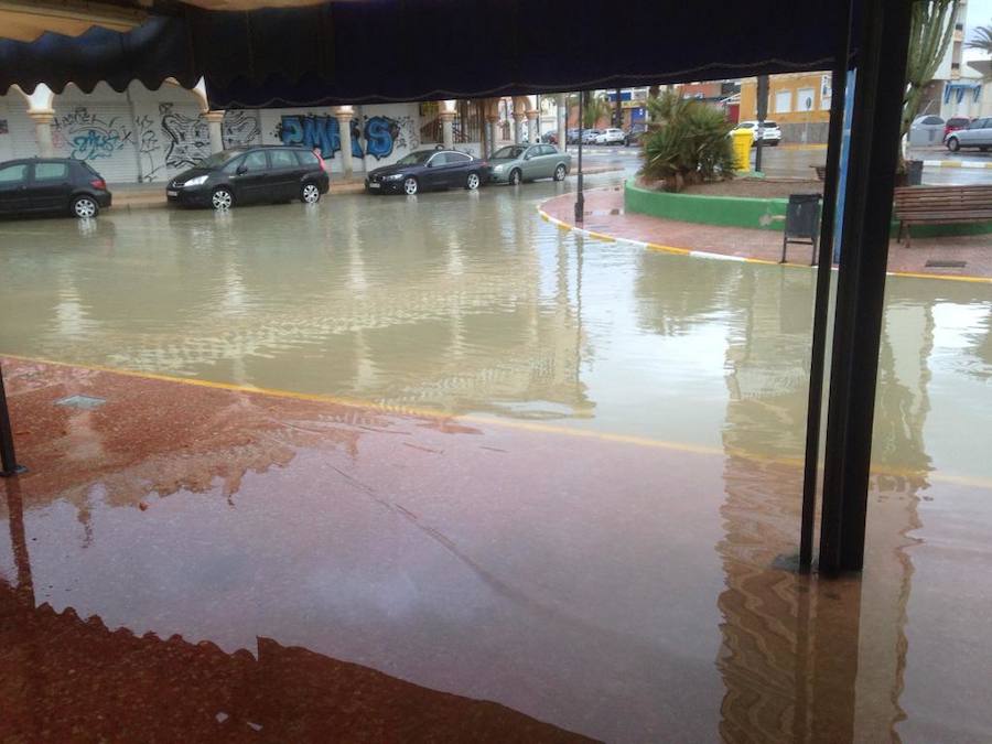 Decenas de carreteras y calles han quedado afectadas haciendo imposible la circulación por ellas