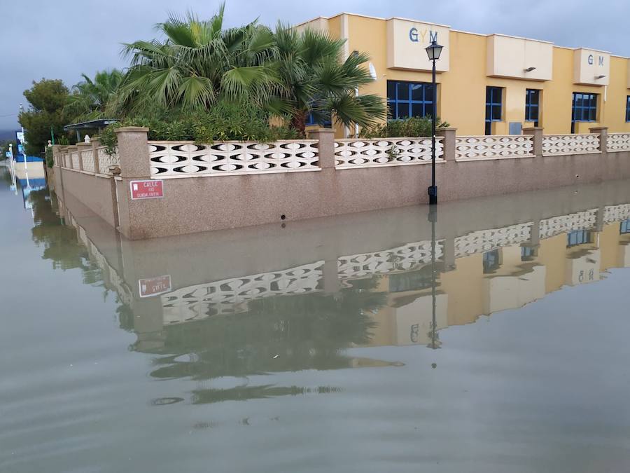 Decenas de carreteras y calles han quedado afectadas haciendo imposible la circulación por ellas
