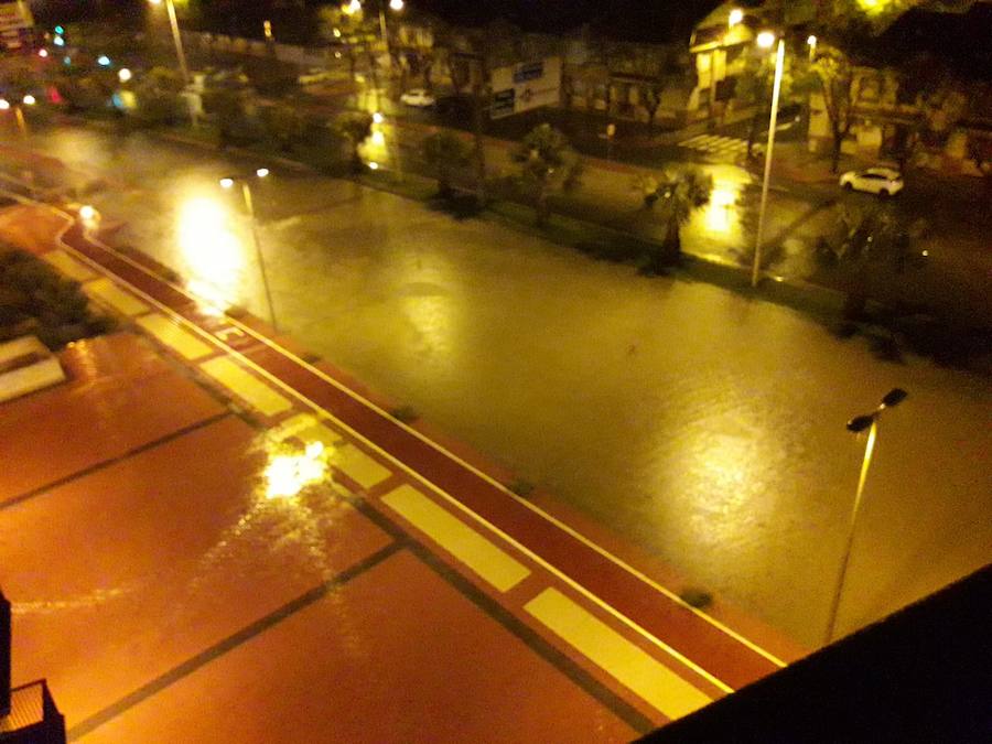 Decenas de carreteras y calles han quedado afectadas haciendo imposible la circulación por ellas