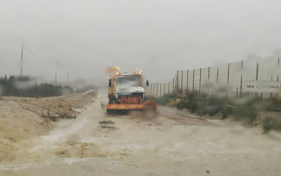 Decenas de carreteras y calles han quedado afectadas haciendo imposible la circulación por ellas