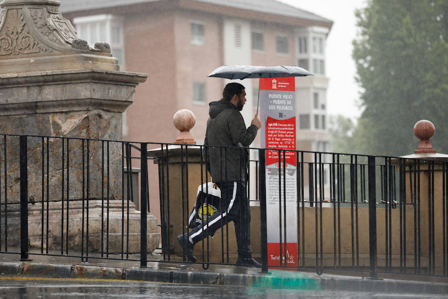 La Aemet mantiene la alerta naranja mientras que los pluviómetros registran precipitaciones de hasta 108 litros por metro cuadrado en las últimas 24 horas