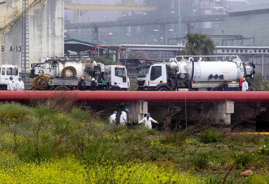 La empresa pone boyas y despliega una brigada de limpieza en la rambla de Escombreras, y afirma que las lluvias causaron de noche «un leve arrastre de hidrocarburo aceitoso»