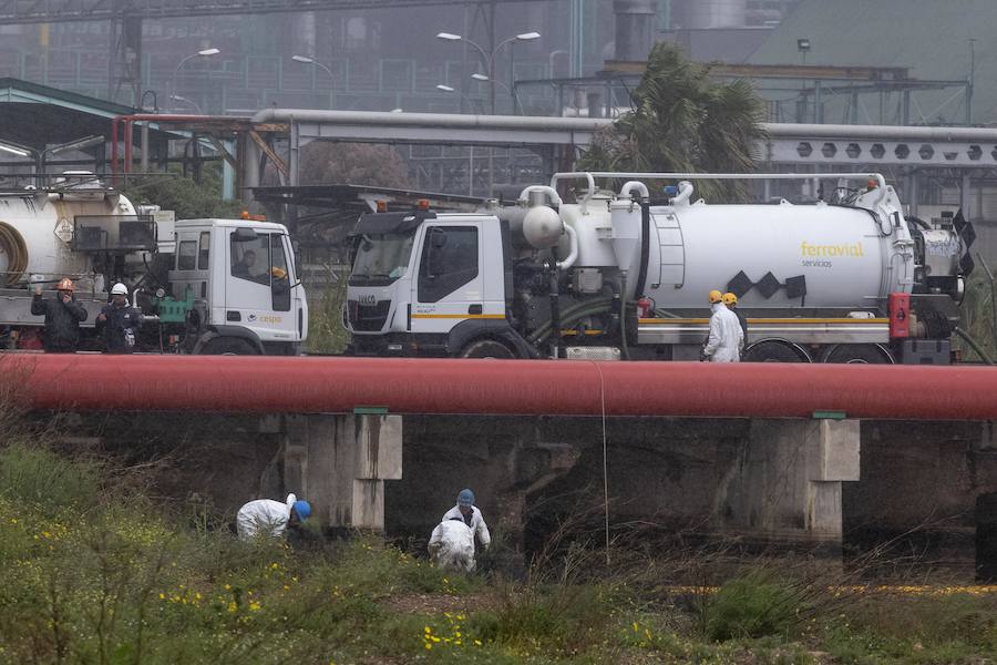 La empresa pone boyas y despliega una brigada de limpieza en la rambla de Escombreras, y afirma que las lluvias causaron de noche «un leve arrastre de hidrocarburo aceitoso»