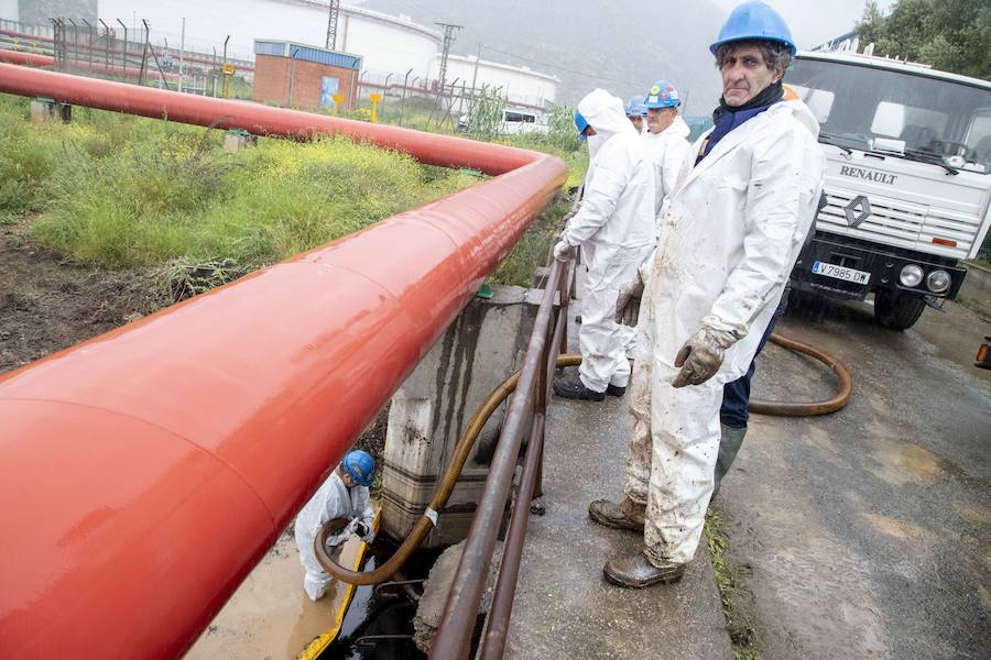 La empresa pone boyas y despliega una brigada de limpieza en la rambla de Escombreras, y afirma que las lluvias causaron de noche «un leve arrastre de hidrocarburo aceitoso»