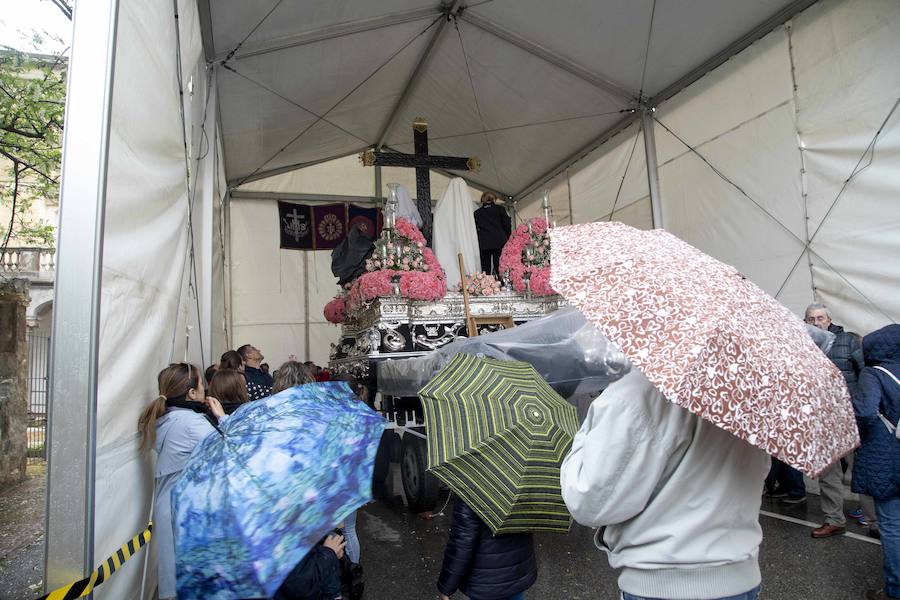 Las puertas de la iglesia de Santa María de Gracia se mantuvieron abiertas para que los fieles pudieran visitar las imágenes y tronos vestidos de flor