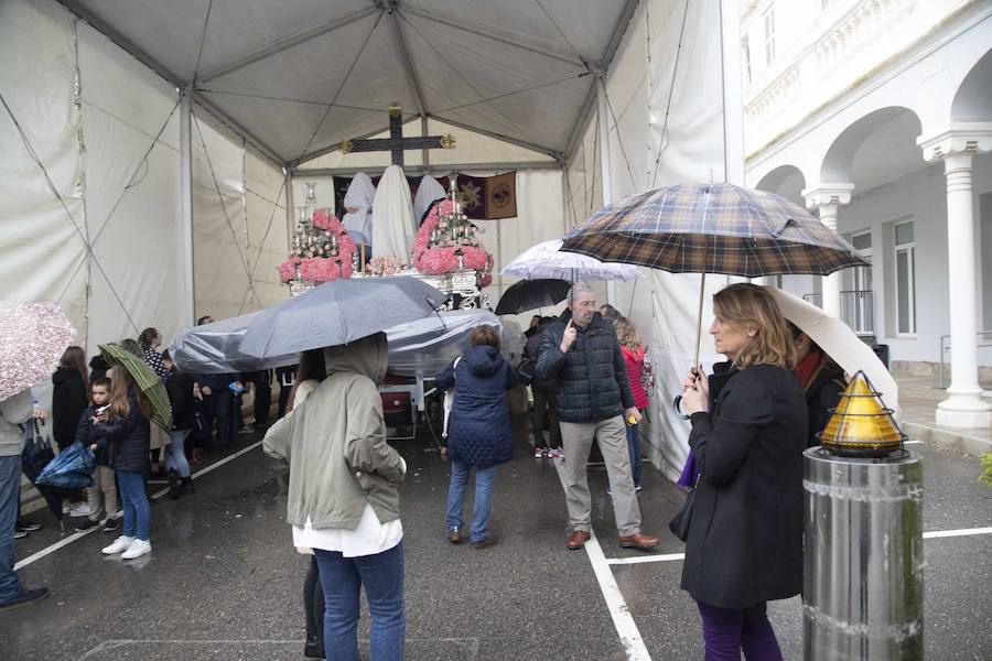 Las puertas de la iglesia de Santa María de Gracia se mantuvieron abiertas para que los fieles pudieran visitar las imágenes y tronos vestidos de flor