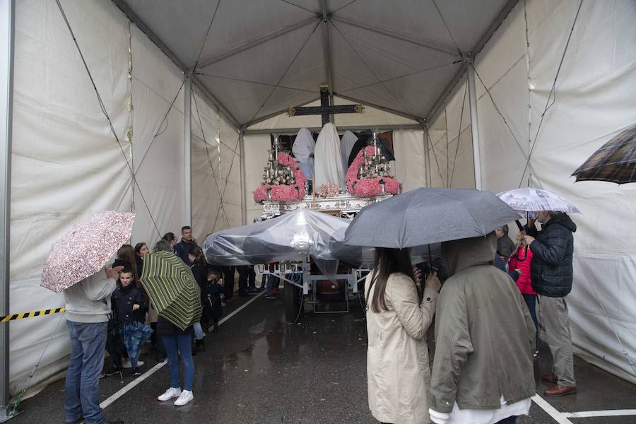 Las puertas de la iglesia de Santa María de Gracia se mantuvieron abiertas para que los fieles pudieran visitar las imágenes y tronos vestidos de flor