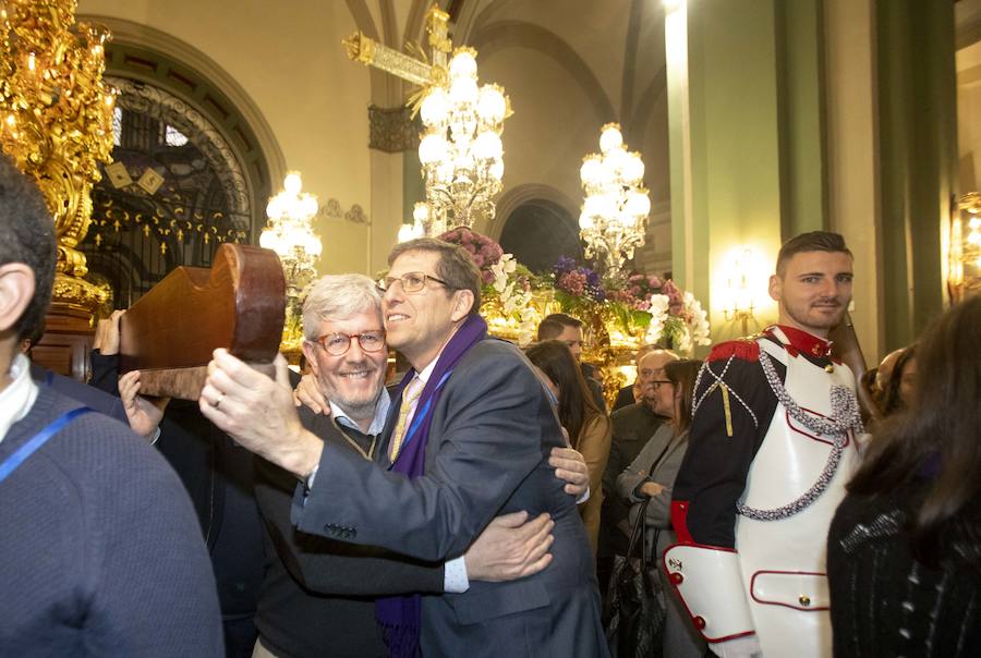 Las puertas de la iglesia de Santa María de Gracia se mantuvieron abiertas para que los fieles pudieran visitar las imágenes y tronos vestidos de flor