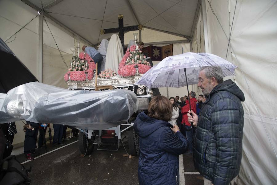 Las puertas de la iglesia de Santa María de Gracia se mantuvieron abiertas para que los fieles pudieran visitar las imágenes y tronos vestidos de flor