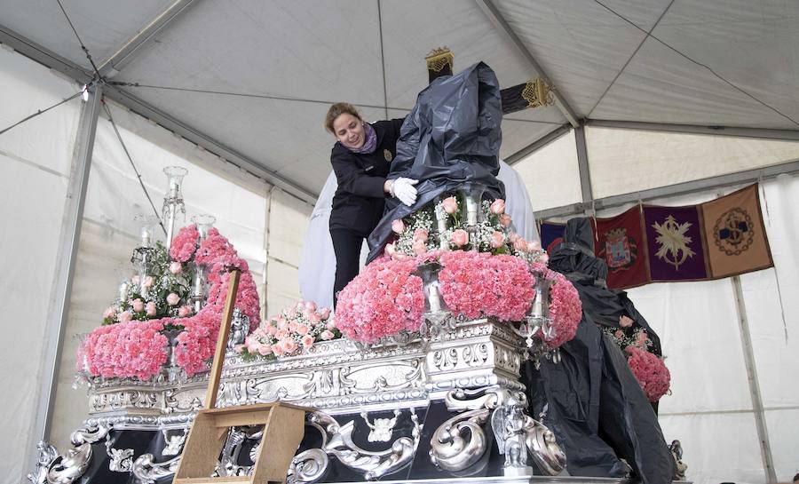 Las puertas de la iglesia de Santa María de Gracia se mantuvieron abiertas para que los fieles pudieran visitar las imágenes y tronos vestidos de flor