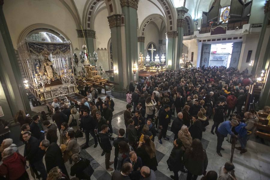 Las puertas de la iglesia de Santa María de Gracia se mantuvieron abiertas para que los fieles pudieran visitar las imágenes y tronos vestidos de flor