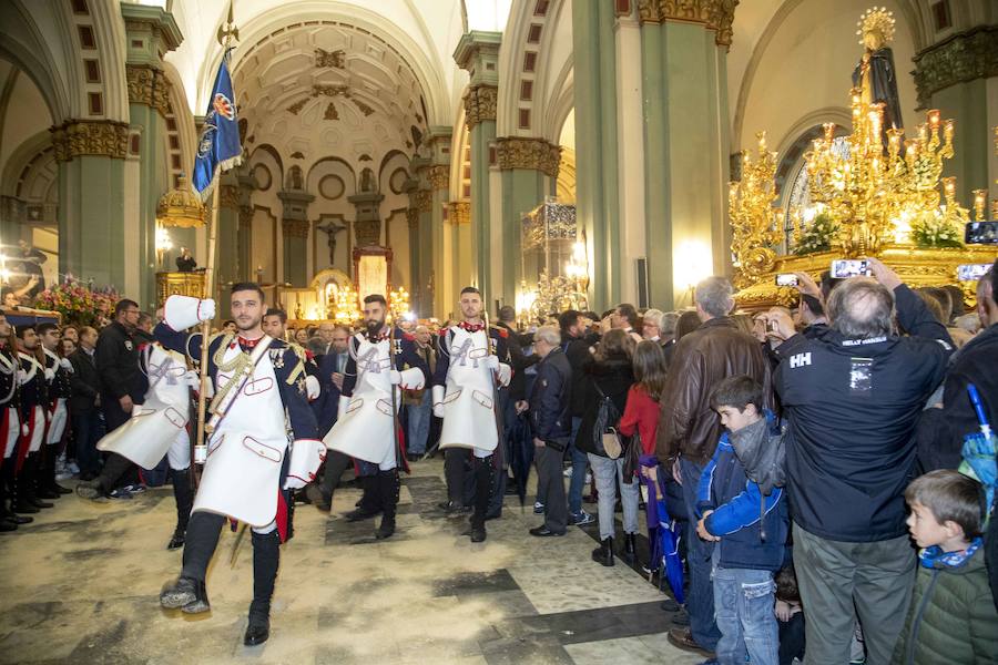 Las puertas de la iglesia de Santa María de Gracia se mantuvieron abiertas para que los fieles pudieran visitar las imágenes y tronos vestidos de flor