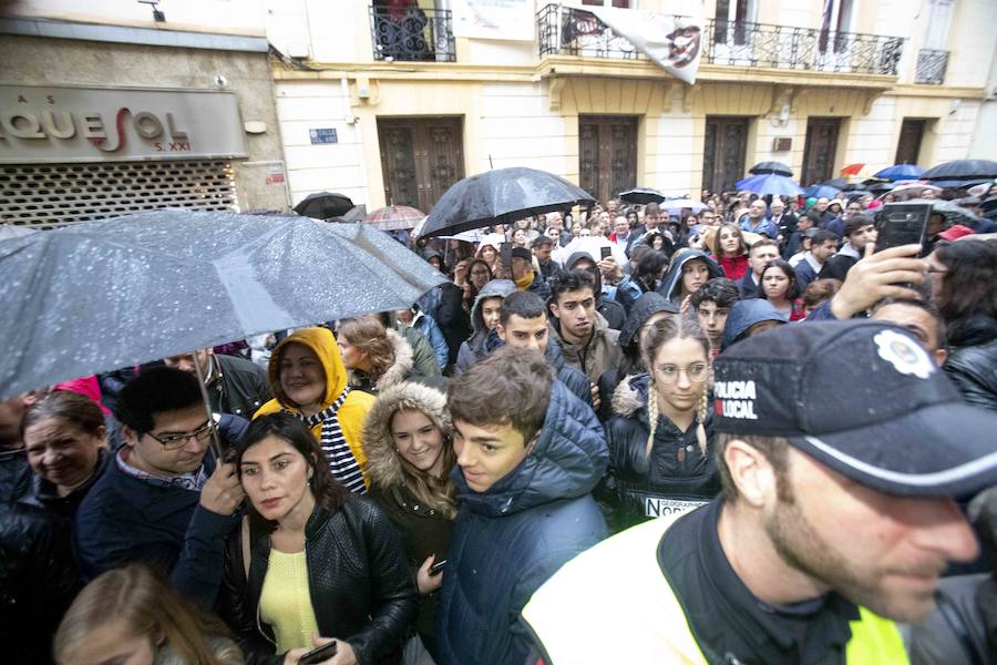 Las puertas de la iglesia de Santa María de Gracia se mantuvieron abiertas para que los fieles pudieran visitar las imágenes y tronos vestidos de flor