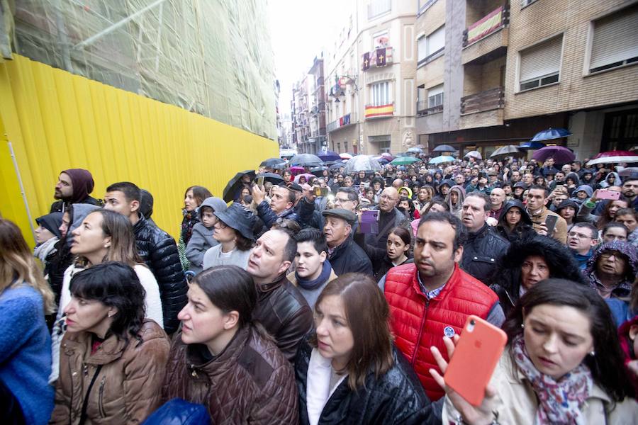 Las puertas de la iglesia de Santa María de Gracia se mantuvieron abiertas para que los fieles pudieran visitar las imágenes y tronos vestidos de flor