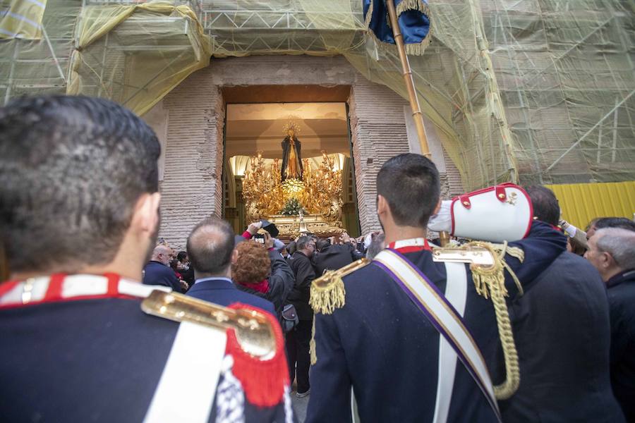 Las puertas de la iglesia de Santa María de Gracia se mantuvieron abiertas para que los fieles pudieran visitar las imágenes y tronos vestidos de flor
