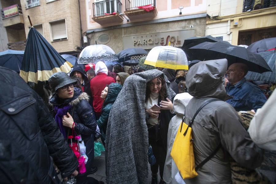 Las puertas de la iglesia de Santa María de Gracia se mantuvieron abiertas para que los fieles pudieran visitar las imágenes y tronos vestidos de flor