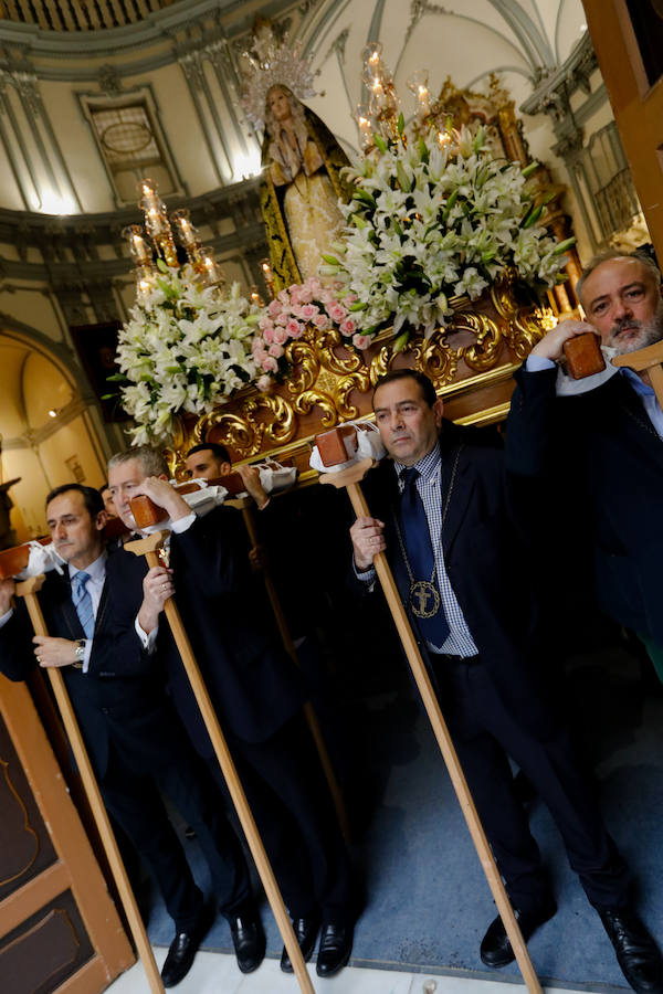 Tras suspender su procesión de Sábado Santo, los fieles pudieron visitar los tronos del Santísimo Cristo Yacente y Nuestra Señora de la Luz en su Soledad en la iglesia de San Juan de Dios