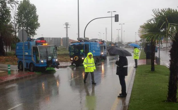 Trabajos para reestablecer el tráfico en la avenida Príncipe de Asturias de Murcia.