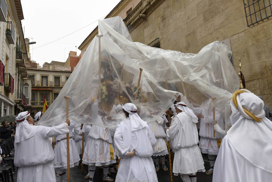 La procesión que pone fin a la Semana Santa murciana ha podido vencer a la previsión de lluvias, aunque ha tenido que retirarse antes de lo previsto