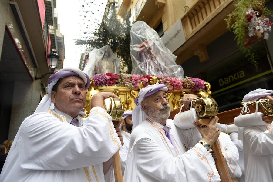 La procesión que pone fin a la Semana Santa murciana ha podido vencer a la previsión de lluvias, aunque ha tenido que retirarse antes de lo previsto