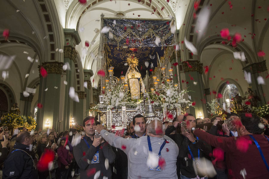 Los fieles pudieron mostrar su fervor en el interior de la iglesia de Santa María de Gracia