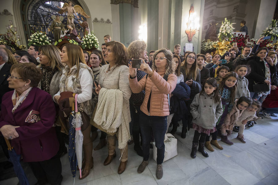 Los fieles pudieron mostrar su fervor en el interior de la iglesia de Santa María de Gracia