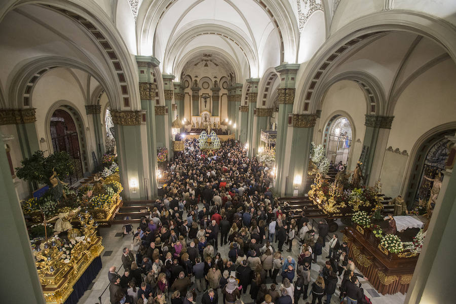 Los fieles pudieron mostrar su fervor en el interior de la iglesia de Santa María de Gracia