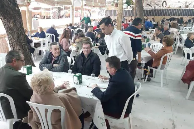 Primeros asistentes a una de las barracas de las Fiestas de Primavera.