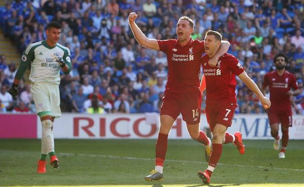 Milner y Henderson celebran el gol del primero de penalti. 