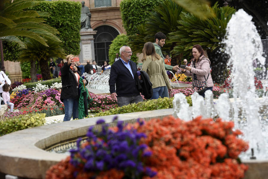 En la construcción de estos adornos se emplearon un millón de flores, 300.000 plantas de diversas variedades y 750 kilos de hortalizas