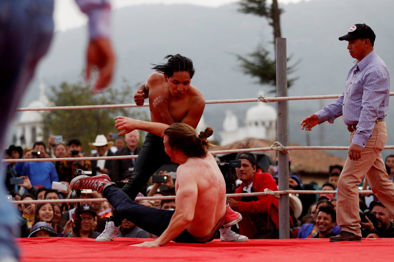 En la comunidad de Chivarreto, Totonicapán (Guatemala), se tiene como tradición celebrar peleas en el centro de la comunidad, el Viernes Santo, en donde mujeres y hombres pelean en un ring.