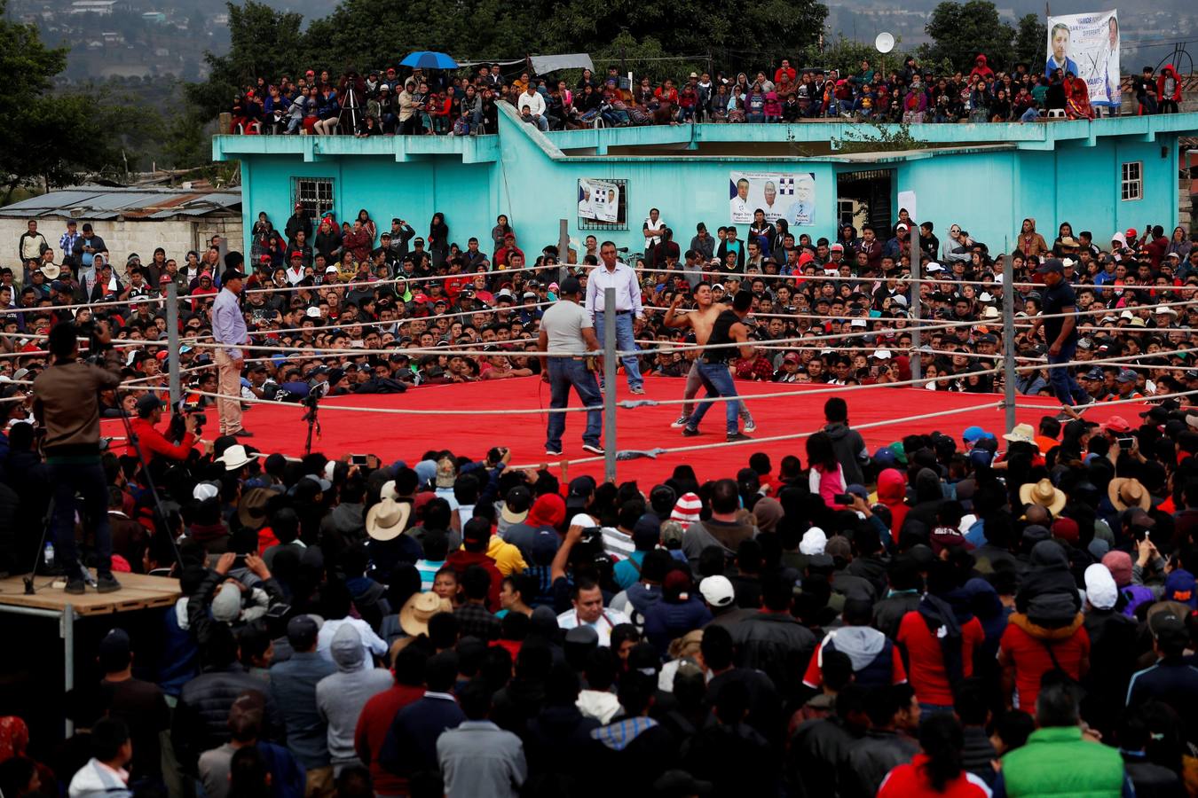 En la comunidad de Chivarreto, Totonicapán (Guatemala), se tiene como tradición celebrar peleas en el centro de la comunidad, el Viernes Santo, en donde mujeres y hombres pelean en un ring.