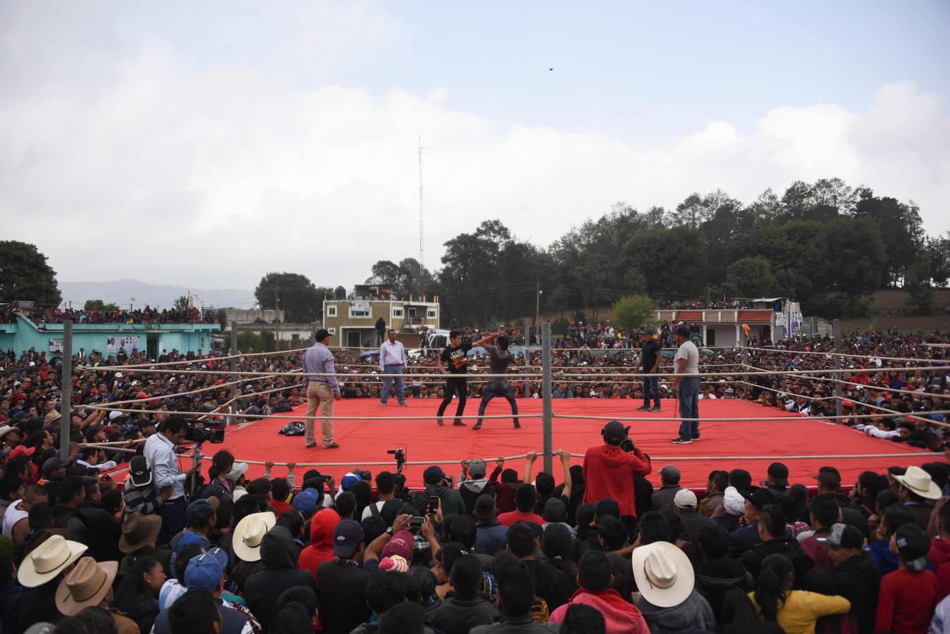 En la comunidad de Chivarreto, Totonicapán (Guatemala), se tiene como tradición celebrar peleas en el centro de la comunidad, el Viernes Santo, en donde mujeres y hombres pelean en un ring.