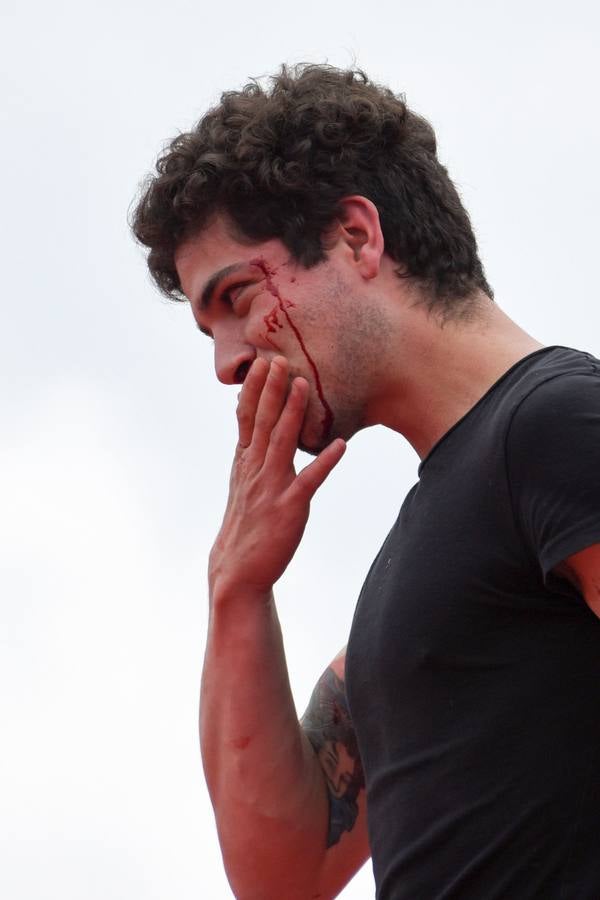 En la comunidad de Chivarreto, Totonicapán (Guatemala), se tiene como tradición celebrar peleas en el centro de la comunidad, el Viernes Santo, en donde mujeres y hombres pelean en un ring.