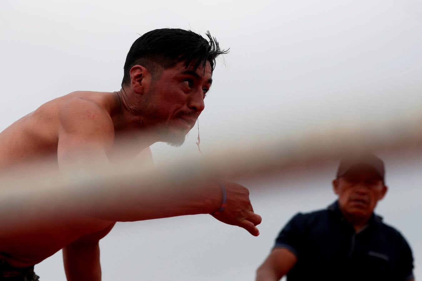 En la comunidad de Chivarreto, Totonicapán (Guatemala), se tiene como tradición celebrar peleas en el centro de la comunidad, el Viernes Santo, en donde mujeres y hombres pelean en un ring.