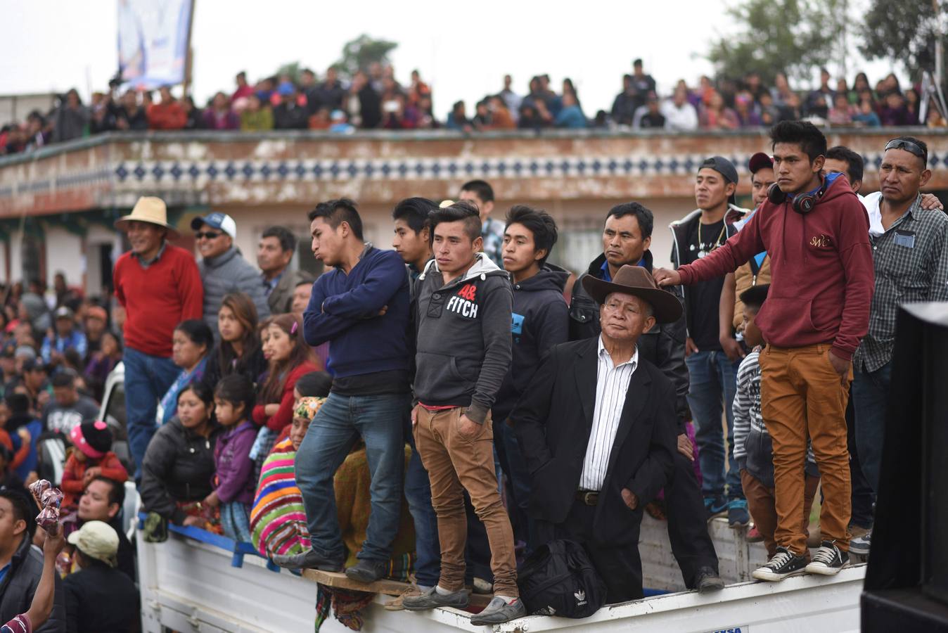 En la comunidad de Chivarreto, Totonicapán (Guatemala), se tiene como tradición celebrar peleas en el centro de la comunidad, el Viernes Santo, en donde mujeres y hombres pelean en un ring.