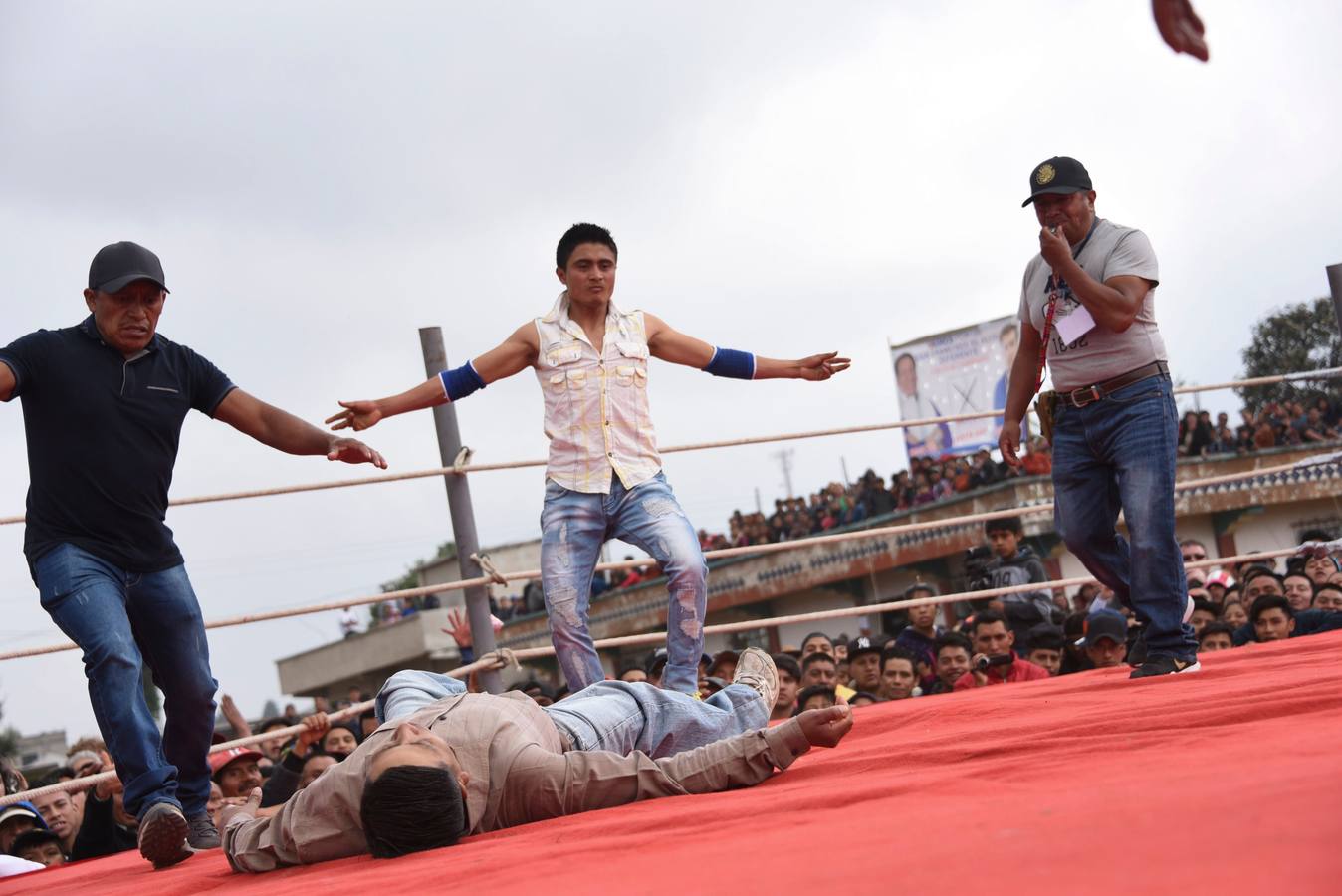 En la comunidad de Chivarreto, Totonicapán (Guatemala), se tiene como tradición celebrar peleas en el centro de la comunidad, el Viernes Santo, en donde mujeres y hombres pelean en un ring.