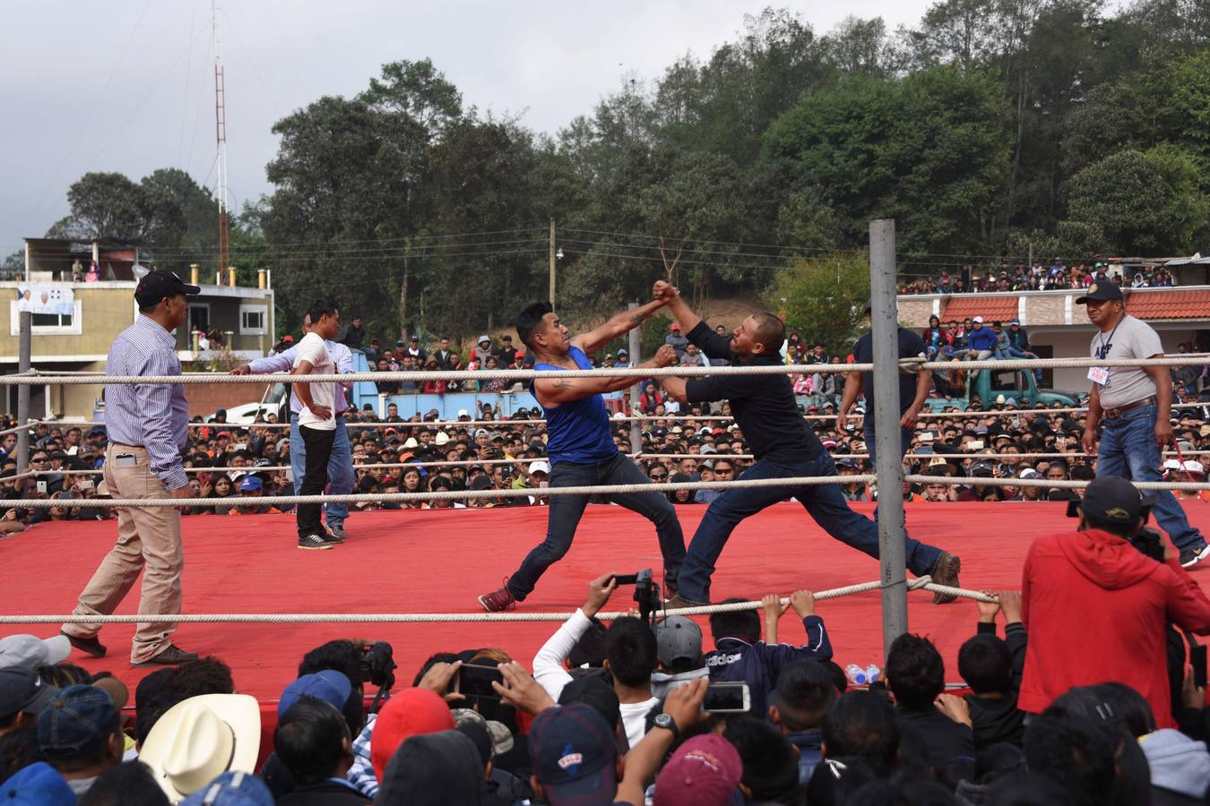 En la comunidad de Chivarreto, Totonicapán (Guatemala), se tiene como tradición celebrar peleas en el centro de la comunidad, el Viernes Santo, en donde mujeres y hombres pelean en un ring.