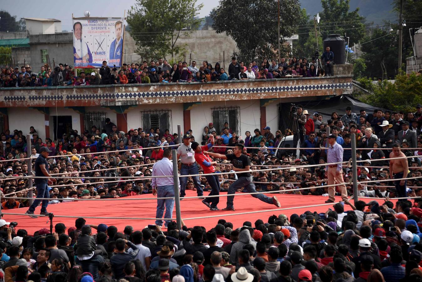 En la comunidad de Chivarreto, Totonicapán (Guatemala), se tiene como tradición celebrar peleas en el centro de la comunidad, el Viernes Santo, en donde mujeres y hombres pelean en un ring.