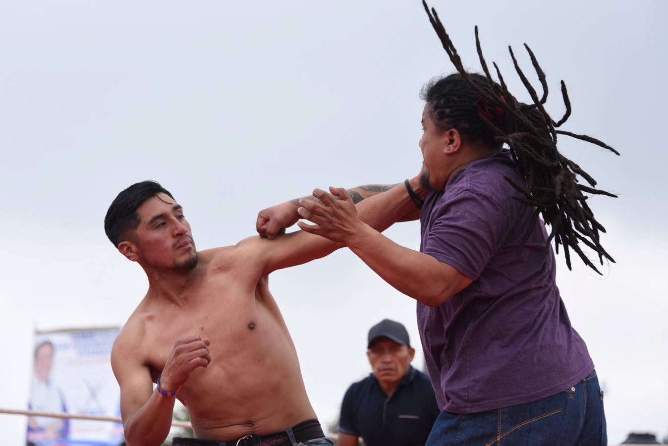 En la comunidad de Chivarreto, Totonicapán (Guatemala), se tiene como tradición celebrar peleas en el centro de la comunidad, el Viernes Santo, en donde mujeres y hombres pelean en un ring.