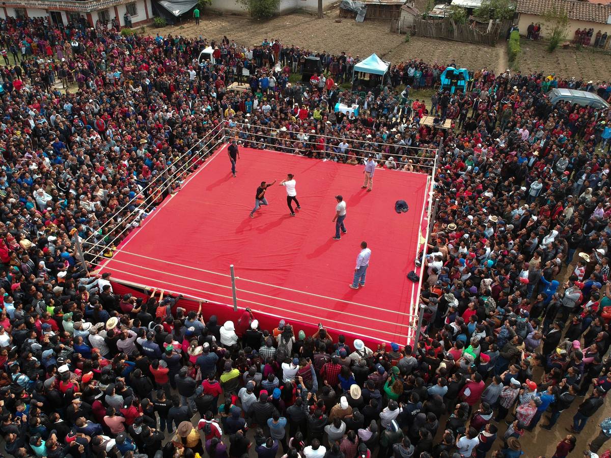 En la comunidad de Chivarreto, Totonicapán (Guatemala), se tiene como tradición celebrar peleas en el centro de la comunidad, el Viernes Santo, en donde mujeres y hombres pelean en un ring.