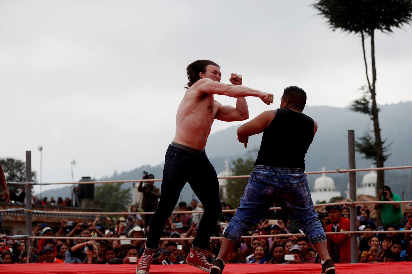 En la comunidad de Chivarreto, Totonicapán (Guatemala), se tiene como tradición celebrar peleas en el centro de la comunidad, el Viernes Santo, en donde mujeres y hombres pelean en un ring.
